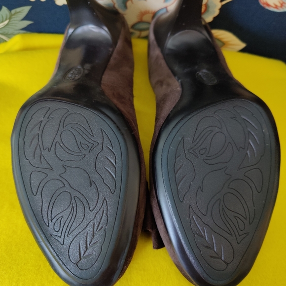 Brown Suede Pumps with Block-Heel and Toe Bow Accent | Softshoe by Medicus - Picture 5 of 12